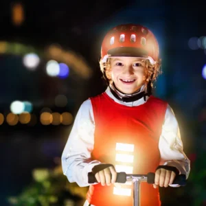 Verkehrserziehung in der Praxis – Kinder sicher durch den Straßenverkehr lotsen 14 Kind mit Reflektoren