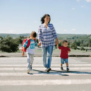 Verkehrserziehung in der Praxis – Kinder sicher durch den Straßenverkehr lotsen 13 Mama mit Kindern ueber den Zebrastreifen